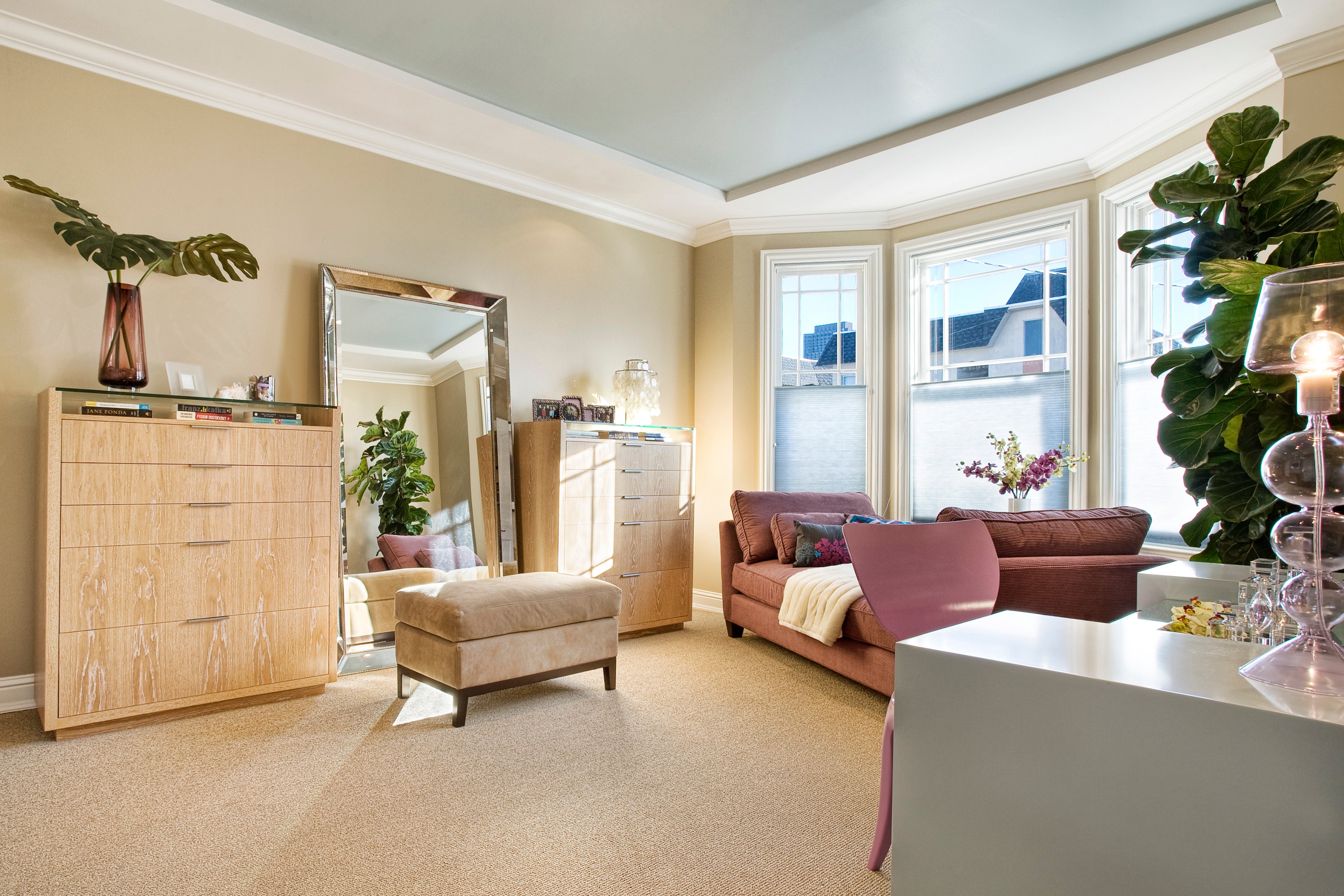 Green Street B Residence bedroom sitting room with a blue ceiling and bay windows