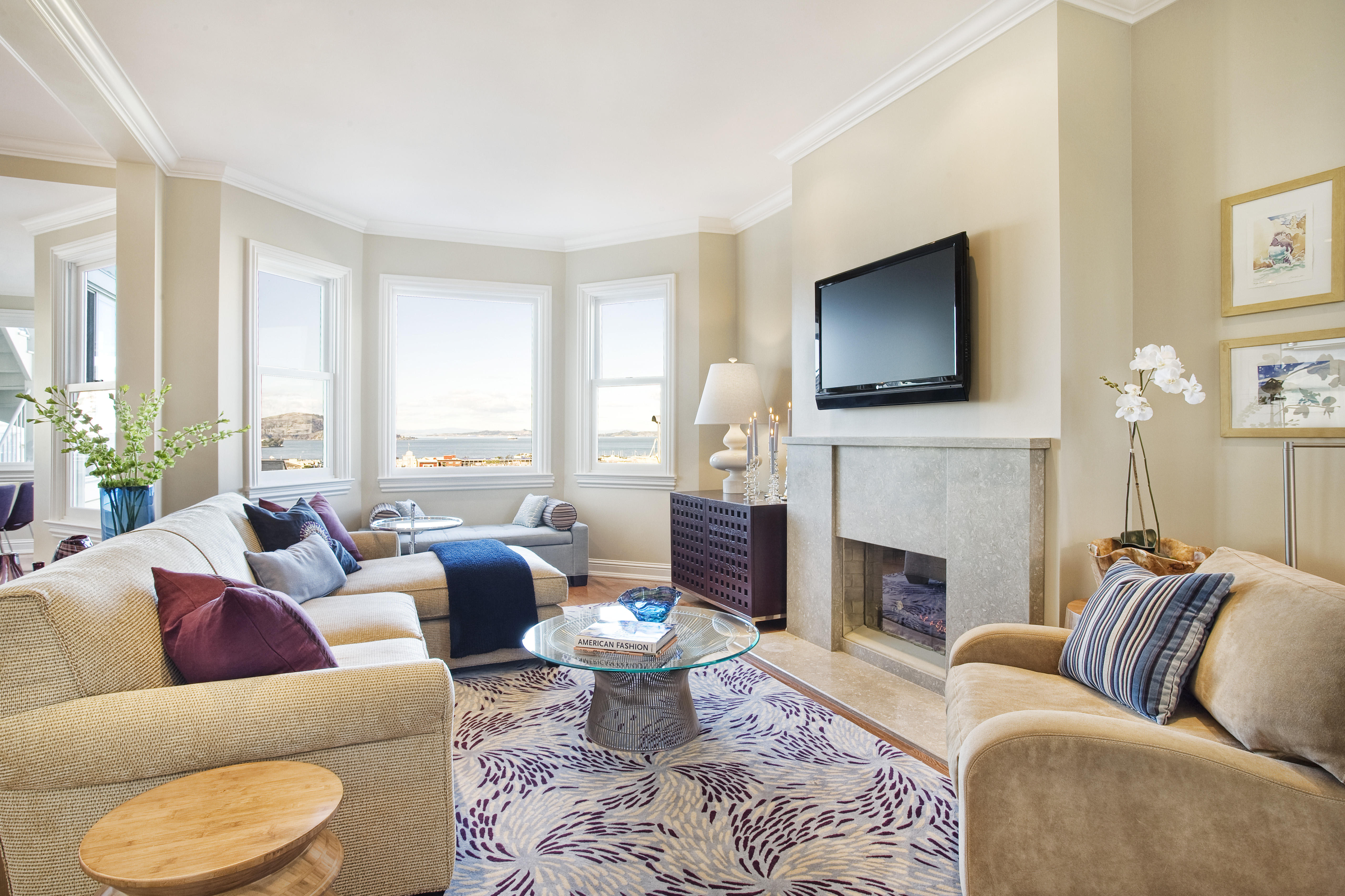 Green Street B Residence living room with bay windows overlooking San Francisco