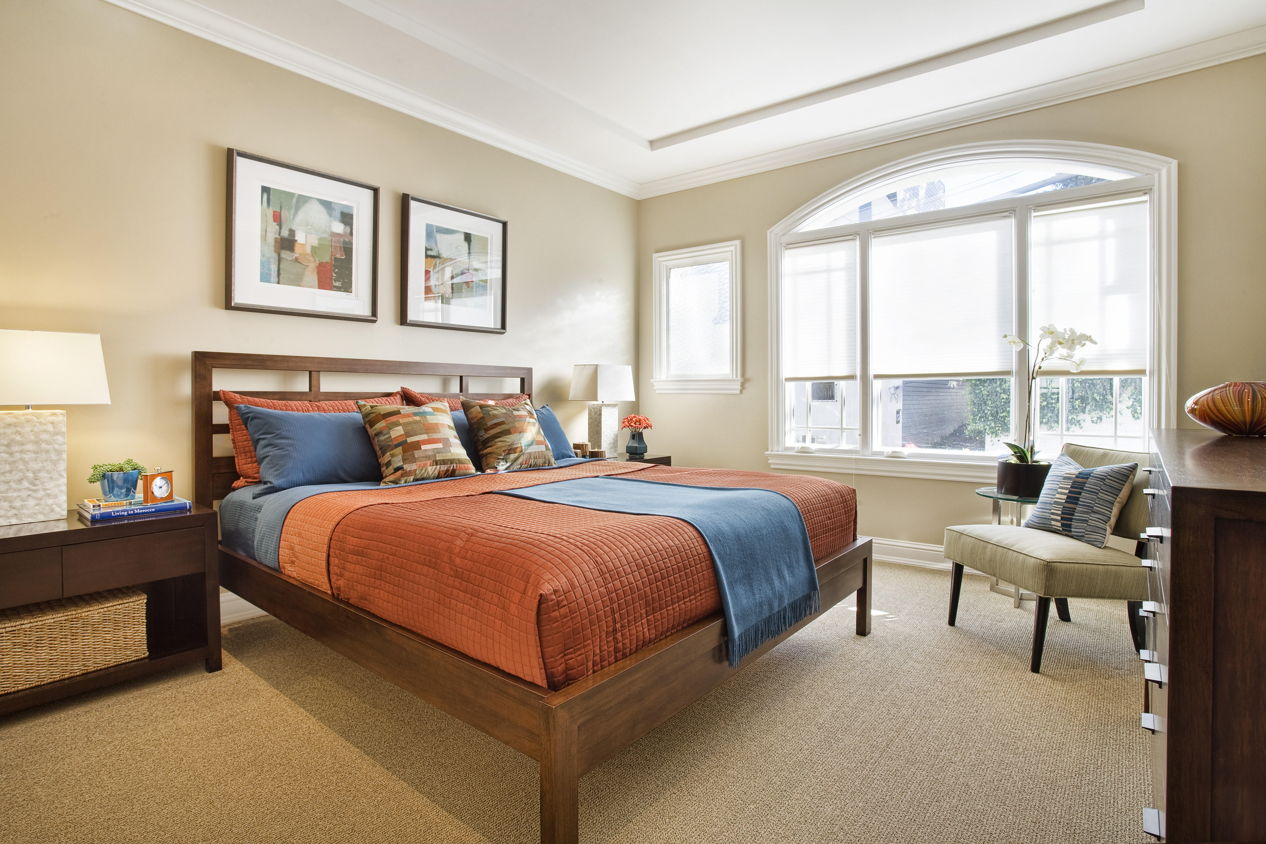 Green Street C Residence bedroom with layered neutral bedding and bedside lamps